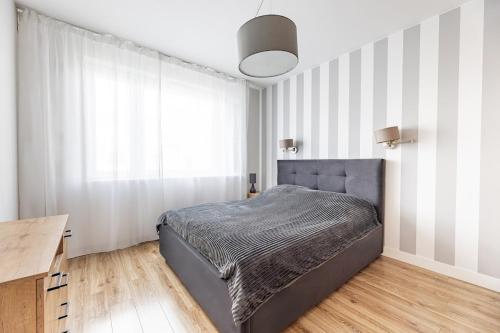 Fajny apartament z parkingiem, obok metra.