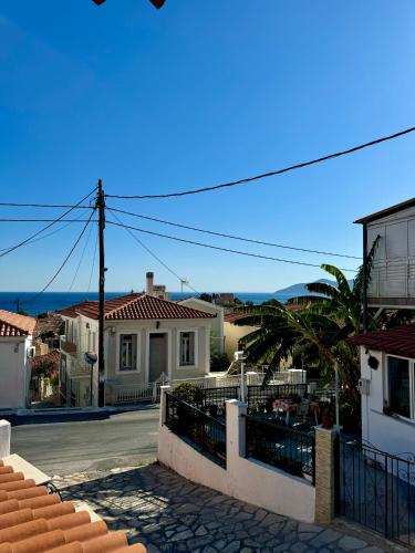 - une vue sur une rue d'une ville avec des maisons dans l'établissement Onar Seaview Apartment in Pythagorio, à Pythagoreio