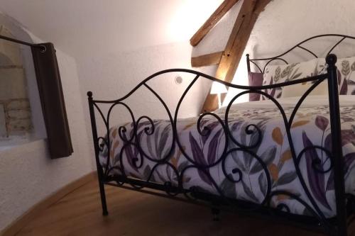 Ce lit se trouve dans un dortoir doté d'un cadre de lit en métal. dans l'établissement La tour du logis, gîte 4 * à 15 min du Futuroscope, à Chéneché