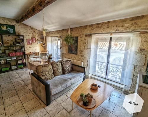 un salon avec un canapé et une table dans l'établissement Pause Nîmoise en centre ville - Toit terrasse & Clim, à Nîmes