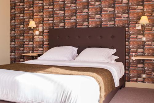 ein Bett in einem Schlafzimmer mit einer Wand aus Büchern in der Unterkunft Dans les Vignes in Chamery