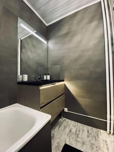 une salle de bain avec une baignoire et un lavabo et une baignoire dans l'établissement Studio cosy au pied des pistes, à Villard-de-Lans