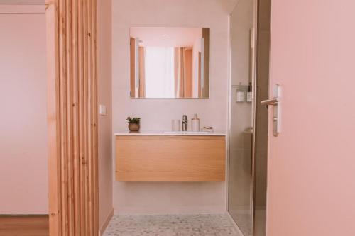 une salle de bain avec un lavabo et un miroir dans l'établissement La Siesta - Studio neuf climatisé - Parking, à Roquefort-la-Bédoule