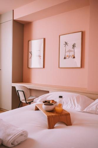 un plateau sur un lit avec un bol de nourriture dessus dans l'établissement La Siesta - Studio neuf climatisé - Parking, à Roquefort-la-Bédoule