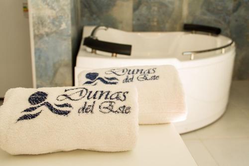 a towel sitting on a toilet in a bathroom at Apartamentos PREMIUM CON YACUZZI DUNAS DEL ESTE in Punta Colorada