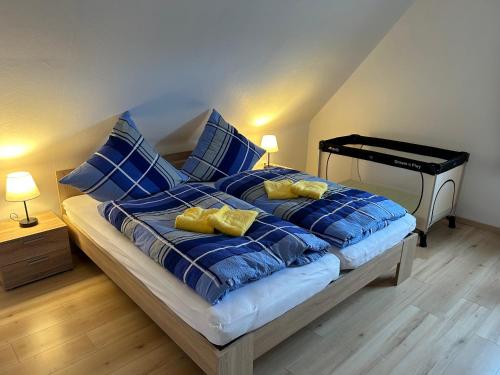 a bedroom with a bed with blue and yellow pillows at Ferienwohnung Winzenburg in der Nähe vom Steinhuder Meer und Dinopark Münchehagen in Rehburg-Loccum