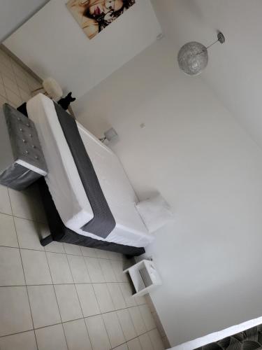 Photo de la galerie de l'établissement Villa avec piscine et terrain de pétanque, à La Ciotat