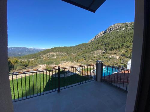 un balcon avec vue sur une montagne dans l'établissement Villa Safran, à Peille