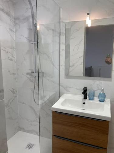 une salle de bain blanche avec un lavabo et une douche dans l'établissement Studio, à Amélie-les-Bains-Palalda