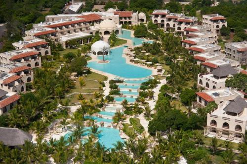 eine Luftansicht des Resorts in der Unterkunft Swahili Beach in Diani Beach