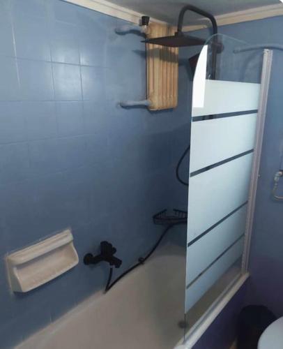 Un baño de Kochili Home