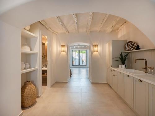 a kitchen with an arched ceiling and a hallway at Katinas atelier in Kampos Paros
