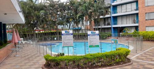 Una piscina con carteles delante de un edificio. en Estratégico! Cerca CC Aqua - Clínica Keralty - Ibagué, en Ibagué