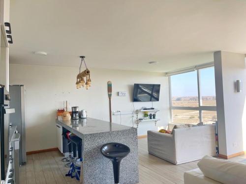 トンゴイにあるLa mejor vista en Puerto Veleroのキッチン、リビングルーム(カウンター、ソファ付)