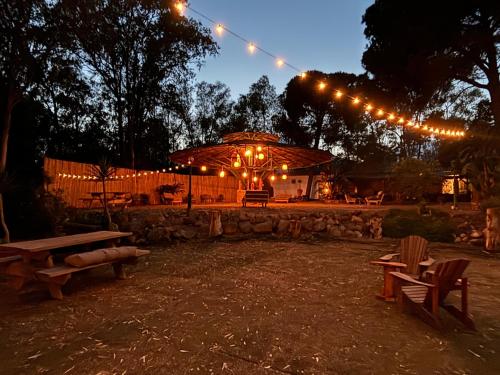 Un jardín fuera de Basecamping Pula