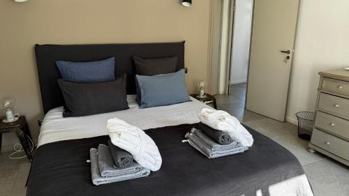 Φωτογραφία από το άλμπουμ του Le 52 en Provence - Chambres ou Suite en B&B dans Authentique Mas de Village avec Piscine au pied du Luberon σε Robion en Luberon