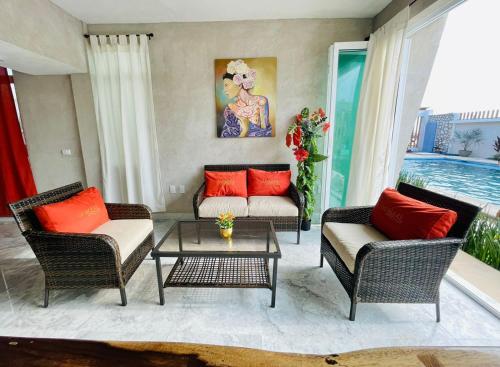 Ruang duduk di Villa Coco Mare Suite 1