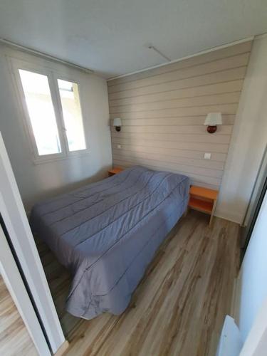 une chambre avec un lit et une fenêtre dans l'établissement Arriu 35, à Bielle