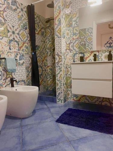 un bagno con lavandino, WC e vasca di La casa sul blu Acciaroli Casa Vacanze ad Acciaroli