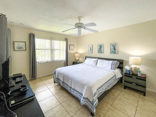 a bedroom with a bed and a ceiling fan at Spacious Shorewalk 2B-2B Condo near Anna Maria Island, Beaches & IMG Academy in Bradenton