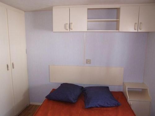 Ένα ή περισσότερα κρεβάτια σε δωμάτιο στο mobil home en pleine nature avec piscine proche