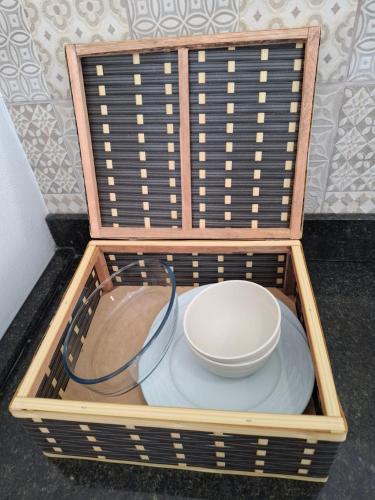 a wooden box with a bowl on top of it at Embahu Suítes - Vista para Pedra do Baú e banheira de imersão in Santo Antônio do Pinhal