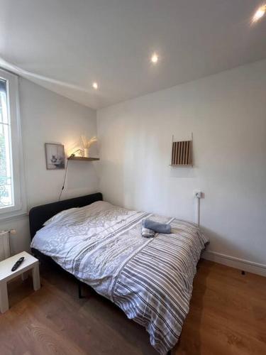 a bedroom with a bed in the corner of a room at Beau studio tout équipé in Nancy