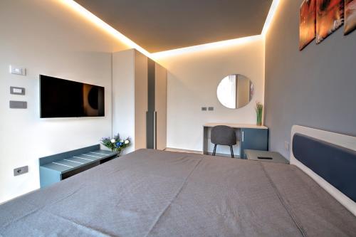 キアーヴァリにある243b - Appartamento Mignon - Sara Home Chiavari, 200metri dal Mareの大きなベッドと机のある寝室