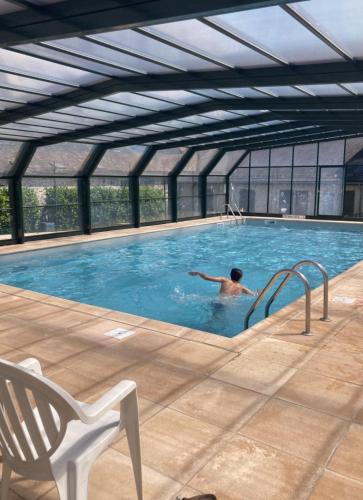 un homme dans une piscine dans un bâtiment dans l'établissement Arriu 35, à Bielle