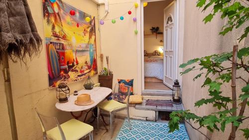 Studio avec clim, 5 min métro Paris, cour privée