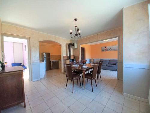 une salle à manger et un salon avec une table et des chaises dans l'établissement Calme et nature proche centre-ville et rivière, à Die