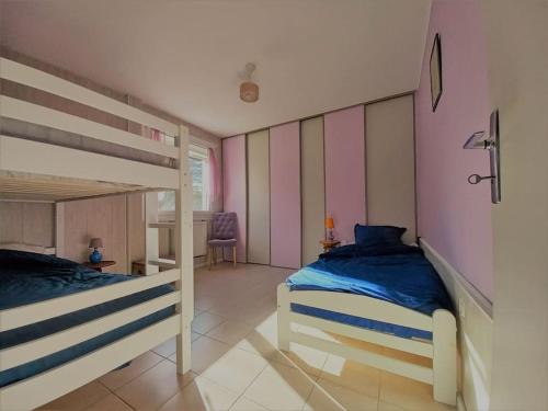 a bedroom with two bunk beds in a room at Calme et nature proche centre-ville et rivière in Die