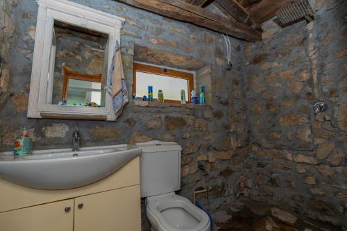 un bagno in pietra con lavandino e WC di Ujevara e Drinit - Bishaj a Shkodër