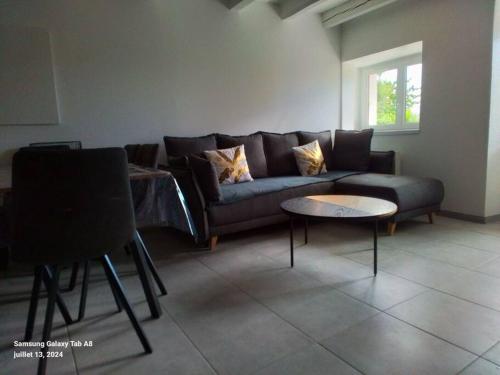 Posezení v ubytování Appartement à la campagne refait à neuf