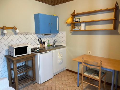 une petite cuisine avec un comptoir et un micro-ondes dans l'établissement Studio meublé bon emplacement, à Chamonix-Mont-Blanc