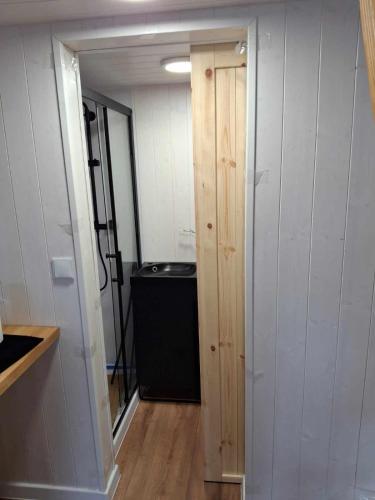 a laundry room with a washer and dryer in a room at Pausa in Żegoty