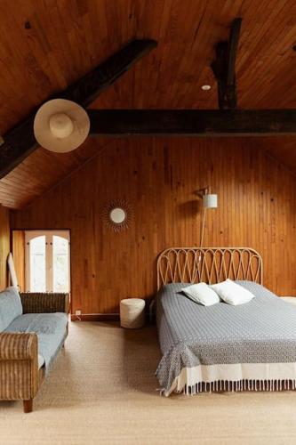 une chambre avec un lit et une chaise dedans dans l'établissement cancaleloca, à Cancale