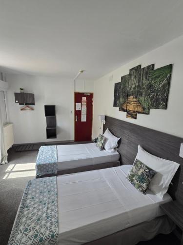 Postel nebo postele na pokoji v ubytování Hôtel L'Alsace-Gare sncf