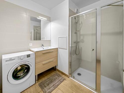 La salle de bains est pourvue d'un lave-linge et d'une douche. dans l'établissement Le Séjour Distingué à Romainville, à Romainville
