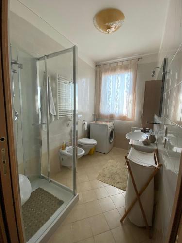マルコーンにあるEasy Access to Venice Apartmentのバスルーム(シャワー、洗面台2台、トイレ付)