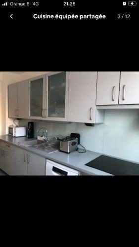 Kuchyň nebo kuchyňský kout v ubytování Chambre privée dans une grande maison