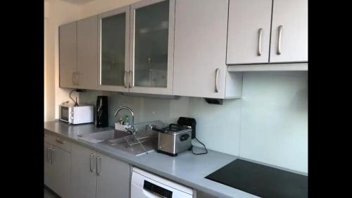 Kuchyň nebo kuchyňský kout v ubytování Chambre privée dans une grande maison