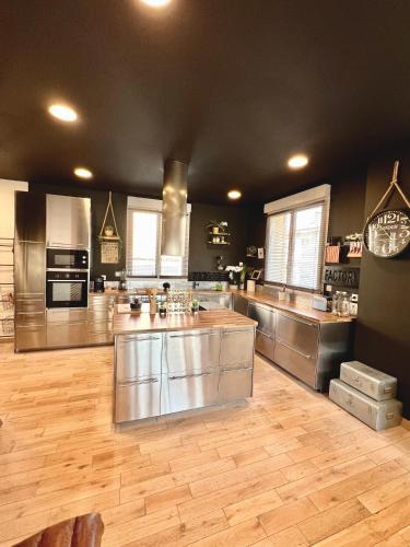 Il comprend une grande cuisine avec des appareils en acier inoxydable et du parquet. dans l'établissement Magnifique loft atypique, à Tarascon