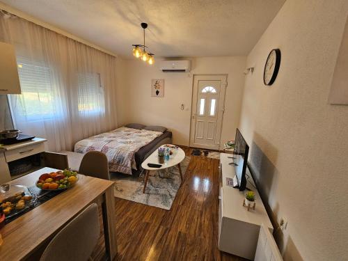 Ένα ή περισσότερα κρεβάτια σε δωμάτιο στο Apartment On the way