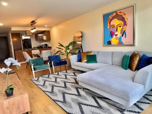 a living room with a couch and a table at Mili & Mila Depto con Alberca y Gym en el corazón de Condesa y Roma in Mexico City
