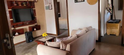 ein Wohnzimmer mit Sofa und Fernseher in der Unterkunft Casa de Praia na Taiba- Ce in São Gonçalo do Amarante