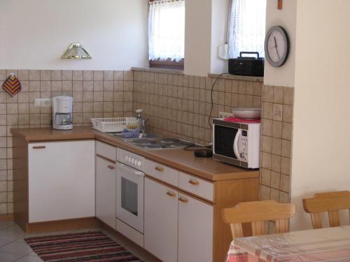 Una cocina o zona de cocina en Ferienwohnung Alpenblick