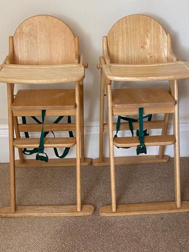 twee houten stoelen naast elkaar bij Lovaton Farmhouse in Okehampton