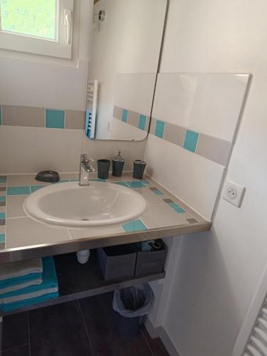 une salle de bain avec un lavabo et un miroir dans l'établissement Joli studio entre mer et montagne proche de Nice, à Bouyon