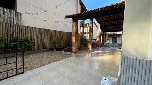 an outdoor patio with a wooden fence and a fence at Chalé Benfica - Condominio Chales do Parque in Itatiaia